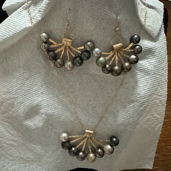Elegant Gold and Black Pearl Jewelry Set